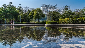 天空倒映在人工湖中，令園景更覺開闊和幽深。在晴天朗日時，湖中的藍天白雲，為地面增添藍白間雜的怡人色彩。